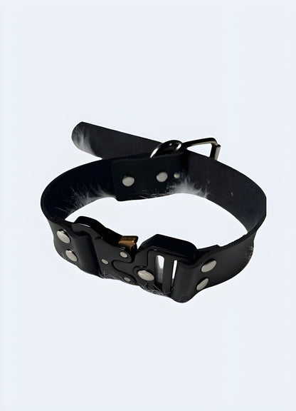 The adjustable straps also guarantee that you never have any annoying gaps like some other black leather buckle choker UK.