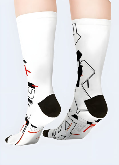 With this intricate Japanese Kanji embroidery, UK these socks will sublimate your urban outfits.