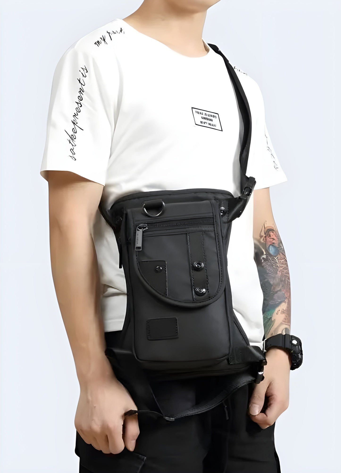 It has a front clip that allows you to attach your keys. made of technical materials,UK this bag resists to bad weather.